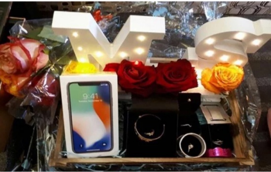 معلمة تتفاجأ أثناء عملها بهدية من زوجها نظير تفانيها في مسؤولياتها الأسرية