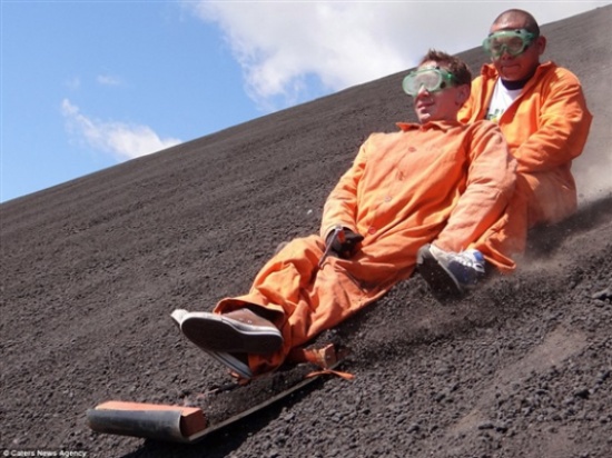 بالصور: أخطر تزلج من أعلى بركان نشط