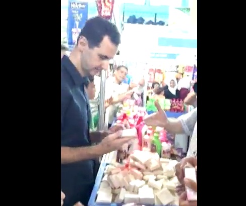 الأسد يتجول في حي المزة بدمشق.. فيديو الأسد يتجول في حي المزة بدمشق.. فيديو
