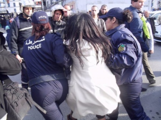 على الملأ .. فتاة تضرب شرطيا وتبصق عليه وتمزق قميصه والسبب..! على الملأ .. فتاة تضرب شرطيا وتبصق عليه وتمزق قميصه والسبب..!