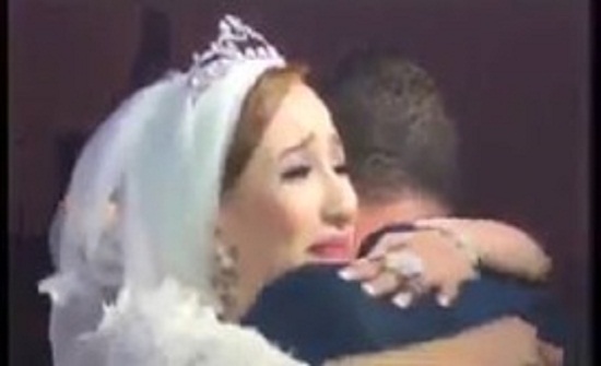 بالفيديو.. شاب مهاجر يفاجئ أخته العروس بالعودة لحضور زفافها بالفيديو.. شاب مهاجر يفاجئ أخته العروس بالعودة لحضور زفافها