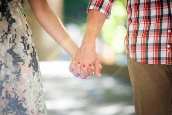 للمتزوجين فقط... هذا ما يفعله تشابك اليدين بعلاقتكما للمتزوجين فقط... هذا ما يفعله تشابك اليدين بعلاقتكما