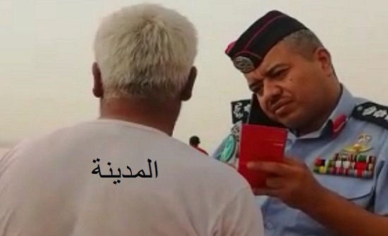 صورة - رجل يبحث عن اخوته الاربعة المفقودين في فيضان الموجب صورة - رجل يبحث عن اخوته الاربعة المفقودين في فيضان الموجب