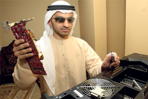 إماراتي ضرير يحترف صيانة الكمبيوتر والإخراج السينمائي