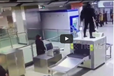 عاملة نظافة تثير فوضى في محطة مترو