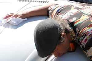 أمريكي يتزوج سياراته ويمارس الجنس معها