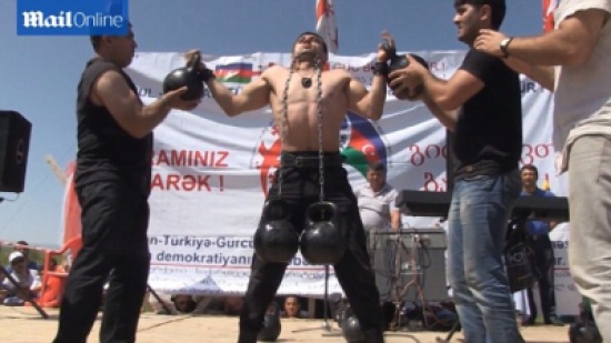 رجل يرفع 33 كيلوغراما باستخدام جفون عينيه