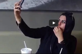 شاهد.. جنون الفتيات بالسيلفى