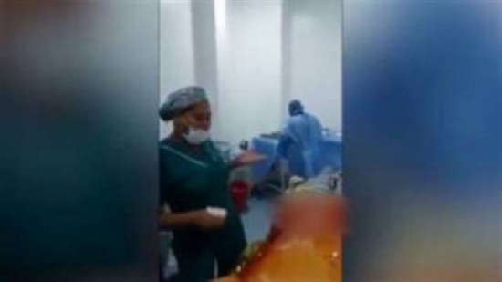 ممرضات يسخرون من رجل مخدر في غرفة العمليات .. بالفيديو