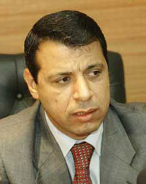 جدل حاد في فتح بعد توصية بفصل دحلان من الحركة