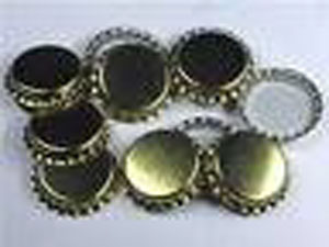 منزل تشيكي مزين بفلين قناني النبيذ