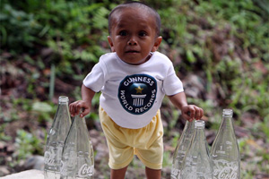 بالصور.. أقصر رجل في العالم بطول نصف زجاجة مياه غازية