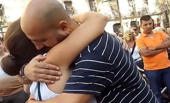 بالفيديو : مسلم يحتضن النساء في “برشلونة” من أجل أن يثبت أنه ليس إرهابيًا! بالفيديو : مسلم يحتضن النساء في “برشلونة” من أجل أن يثبت أنه ليس إرهابيًا!