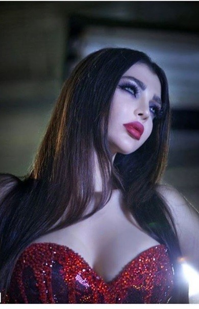 الفنانة قمر بإطلالة مثيرة وجميلة