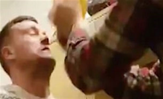 شاب يحطم بطيخة على رأس صاحبه (فيديو وصور) شاب يحطم بطيخة على رأس صاحبه (فيديو وصور)