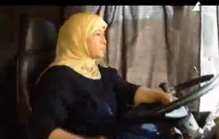 سيدة تقود شاحنة