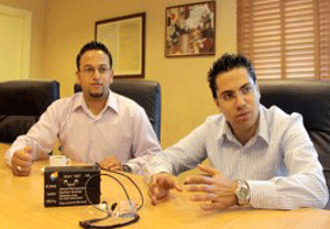 ثلاثة شباب يخترعون جهازا ينبه السائق إذا أغمض عينيه أثناء القيادة