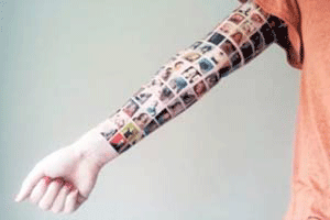 فتاة تغطي يدها بـ152 صورة لأصدقاء الـ"فيس بوك"