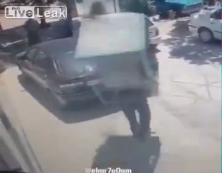 بالفيديو.. شاهد لحظة سقوط تكييف على رأس رجل بالفيديو.. شاهد لحظة سقوط تكييف على رأس رجل