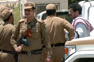 القبض على لص أسيوي تسلل إلى منازل السعوديين عاريا