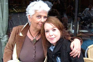 للمرة الأولى.. بريطانية تستعد للإنجاب من رحم أمها