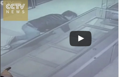 بالفيديو.. مهر صينية يدفع عريسها لسرقة محل مجوهرات.. والمتهم:”حماتى السبب” بالفيديو.. مهر صينية يدفع عريسها لسرقة محل مجوهرات.. والمتهم:”حماتى السبب”