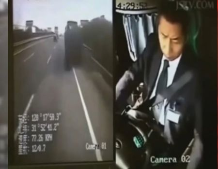 بالفيديو.. رسالة نصية تتسبب في حادث سير