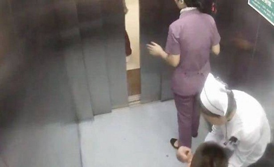 امرأة صينية تلد في مصعد المستشفى (فيديو) امرأة صينية تلد في مصعد المستشفى (فيديو)