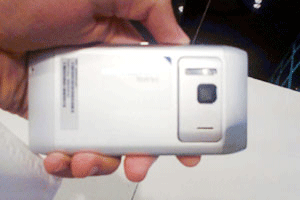 اتهام مصري بدسّ هاتفه تحت أقدام نساء بدبي لرؤية ملابسهن الداخلية