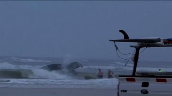 إنقاذ حامل وأطفالها من سيارة غمرتها أمواج المحيط