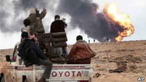 ليبيا: المعارضة تتقدم غربا من مصراتة نحو طرابلس