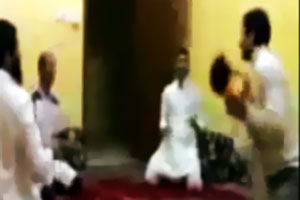 أربعة شباب يحولون طفلا إلى كرة 