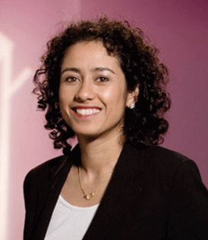 استقالت بسبب تسريحة شعرها