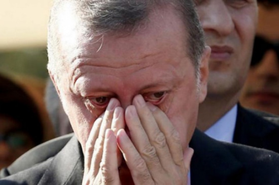 أردوغان يذرف الدموع خلال دفن احدى ضحايا الانقلاب الفاشل أردوغان يذرف الدموع خلال دفن احدى ضحايا الانقلاب الفاشل
