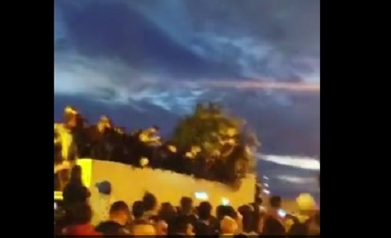 بالفيديو: خرِّيجون لم تكتمل فرحتهم.. سقف الشاحنة انهار بهم! بالفيديو: خرِّيجون لم تكتمل فرحتهم.. سقف الشاحنة انهار بهم!