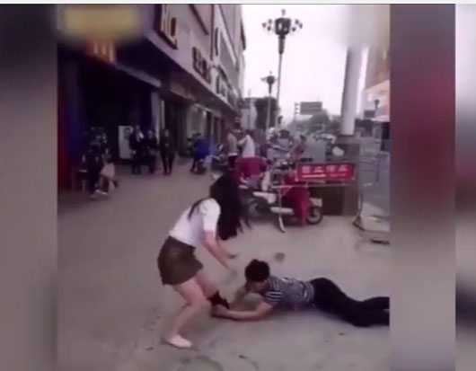فيديو : شاب يمسك بساق حبيبته حتى لا تتركه ولكن ...
