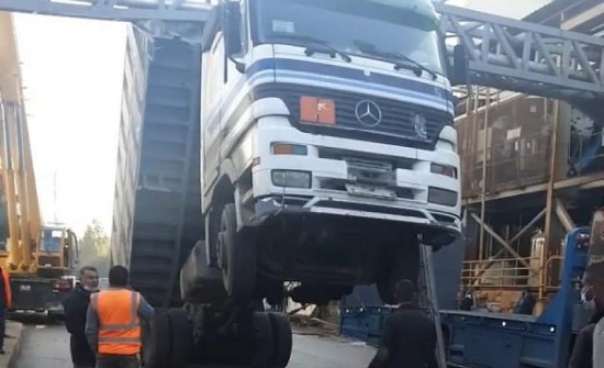 تحرير شاحنة قلاب علقت 13 ساعة بجسر مشاة في اربد