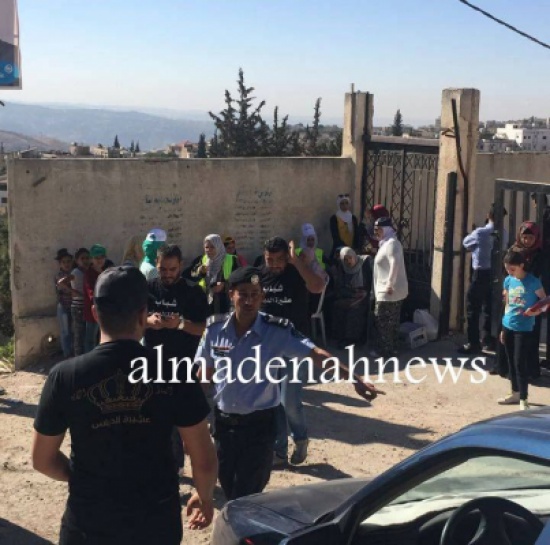 بالصور ... ناخبون يشكرون رجال الأمن لحمايتهم مراكز الاقتراع