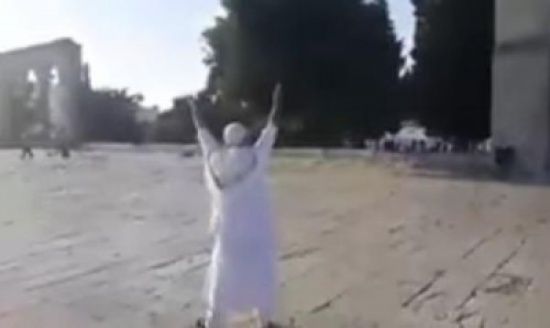 مسن فلسطيني يصرخ: وينكم يالدول العربية والإسلامية عقب اقتحام للمسجد الأقصى