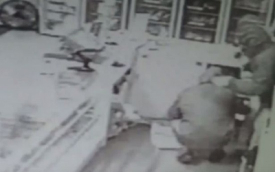 شاهد.. لصوص يحاولون سرقة حوض أسماك