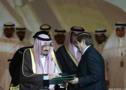 خادم الحرمين يسلم الكركي جائزة الملك فيصل