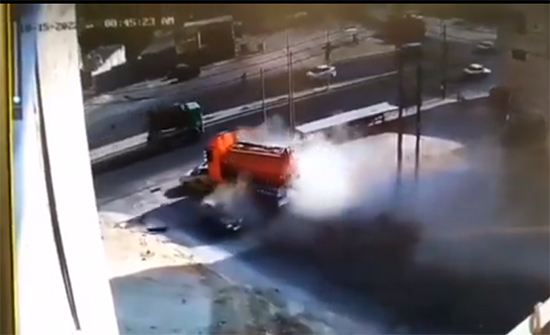 بالفيديو : تدهور تنك نضح قرب كازية الفنار في عمان بالفيديو : تدهور تنك نضح قرب كازية الفنار في عمان