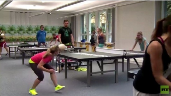 هكذا تجري لعبة كرة الطاولة برؤوس اللاعبين