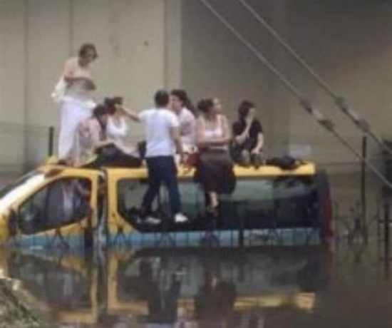 بالصورة: سائق تركي يجمع الأجور من الركاب على الرغم من غرق حافلته وسط الأمطار !