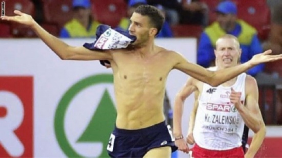 خلع قمصيه قبل نهاية السباق… فاستبعد من الميدالية الذهبية