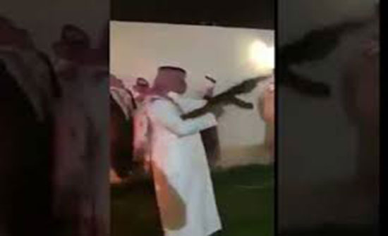 بالفيديو : رد فعل غريب لشخص كاد أن يتسبب في كارثة بحفل زفاف