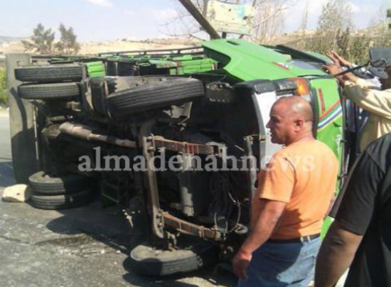 بالصور : إنقلاب شاحنة على نزول البقعة - صويلح في العاصمة عمان بالصور : إنقلاب شاحنة على نزول البقعة - صويلح في العاصمة عمان