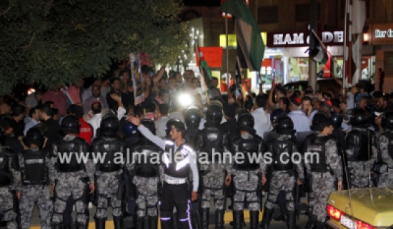 عمان : الحراك يردد شعارات حادة والموالون يهاجمونهم ( صور )