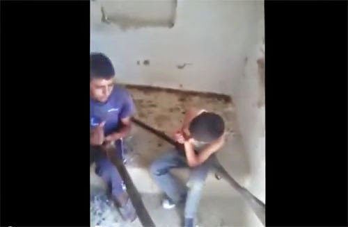 أطفال مغاربة يقلدون كتائب القسام في عملية خطف شاؤول ارون