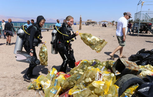 في يوم "نظفوا العالم".. أجانب يتطوعون لتنظيف شواطئ العقبة